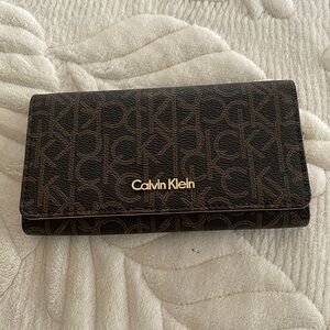 Good condition. Has small wear and tear on the folding part. Pic shown